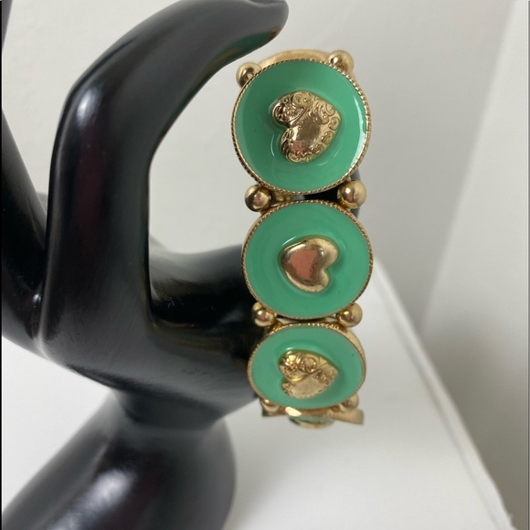 Jewelry - Vintage Green/Gold Hearts design Bracelet.